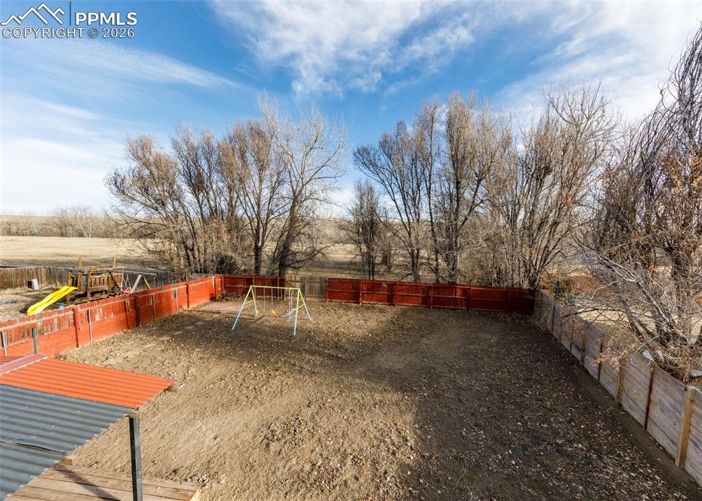 Image 41 of 45: Yard