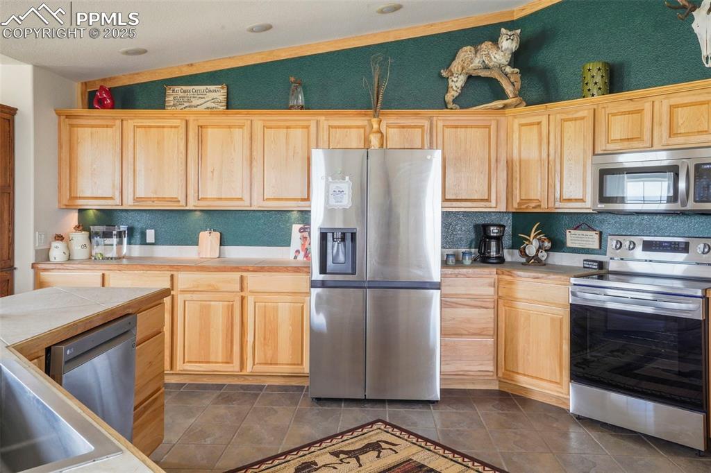 Image 16 of 50: Kitchen