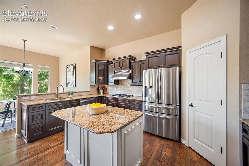 Image 10 of 32: Kitchen