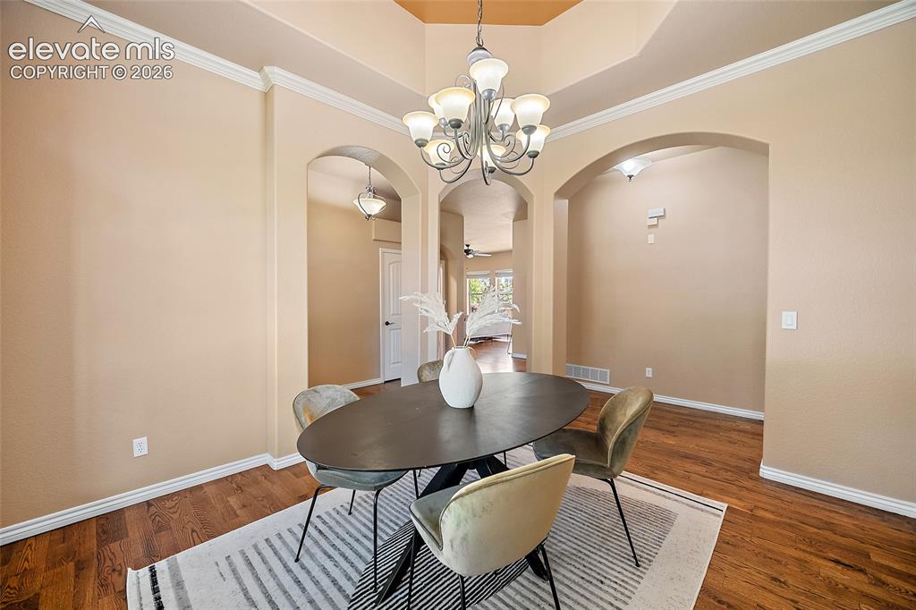 Image 14 of 32: Dining Area