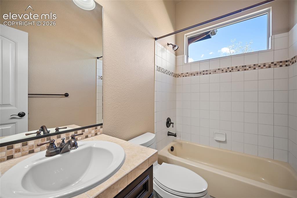 Image 15 of 32: Bathroom
