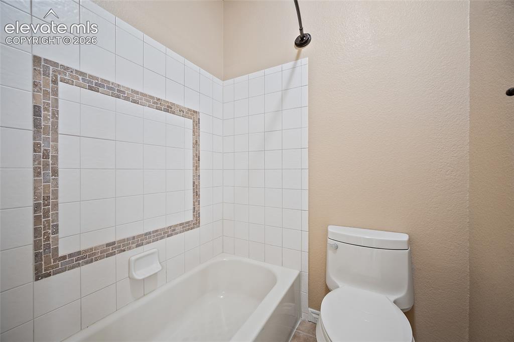 Image 23 of 32: Bathroom