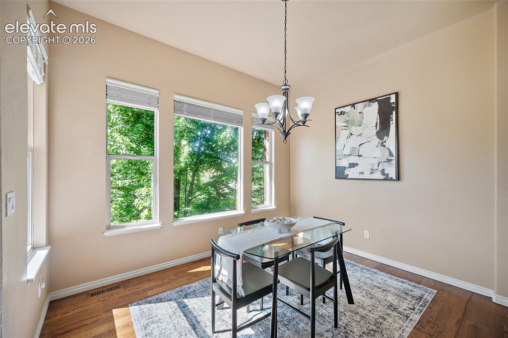 Image 6 of 32: Dining Area