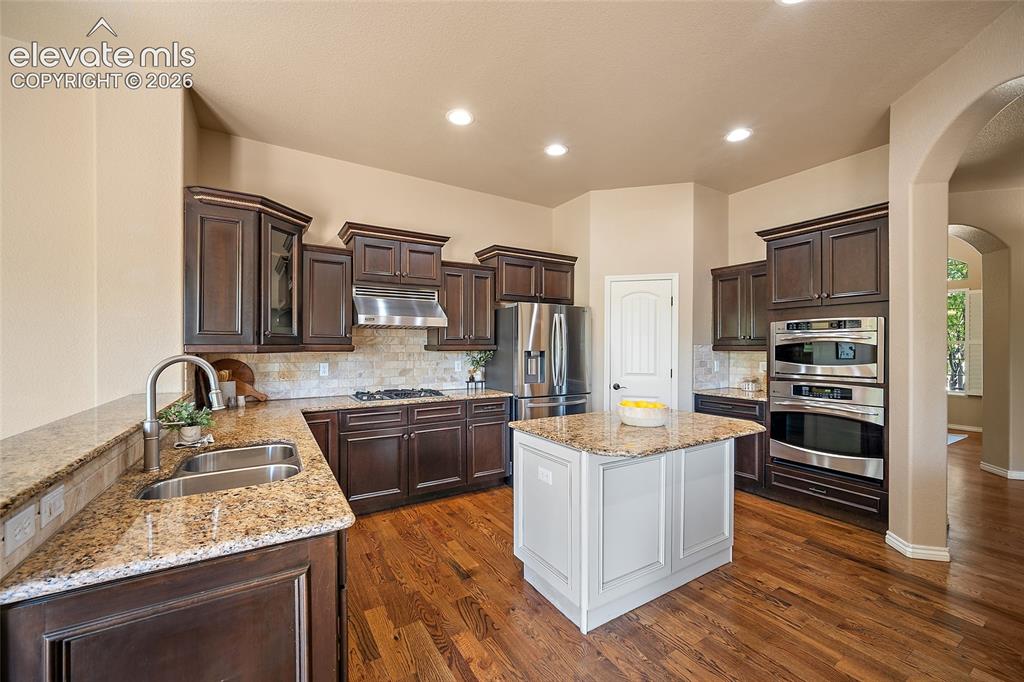 Image 9 of 32: Kitchen