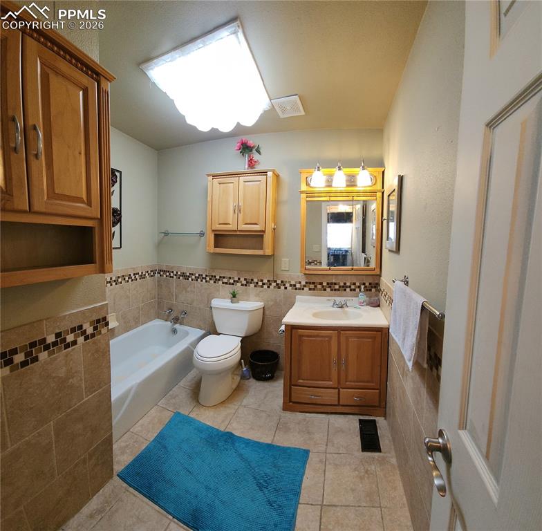 Image 22 of 35: Upper full bath