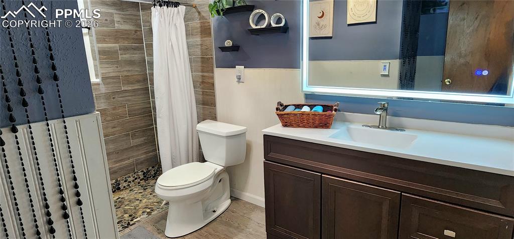 Image 24 of 35: Lower bathroom