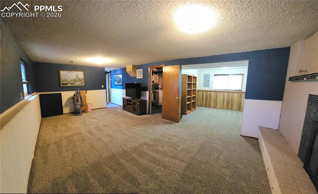 Image 27 of 35: Living Room