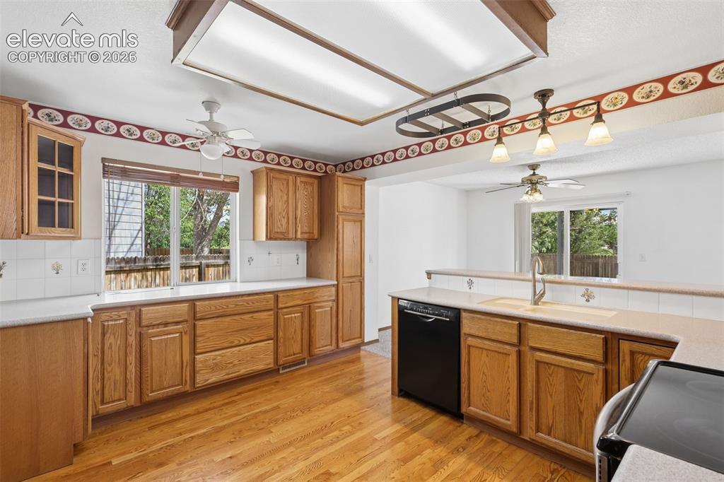 Image 13 of 39: Kitchen