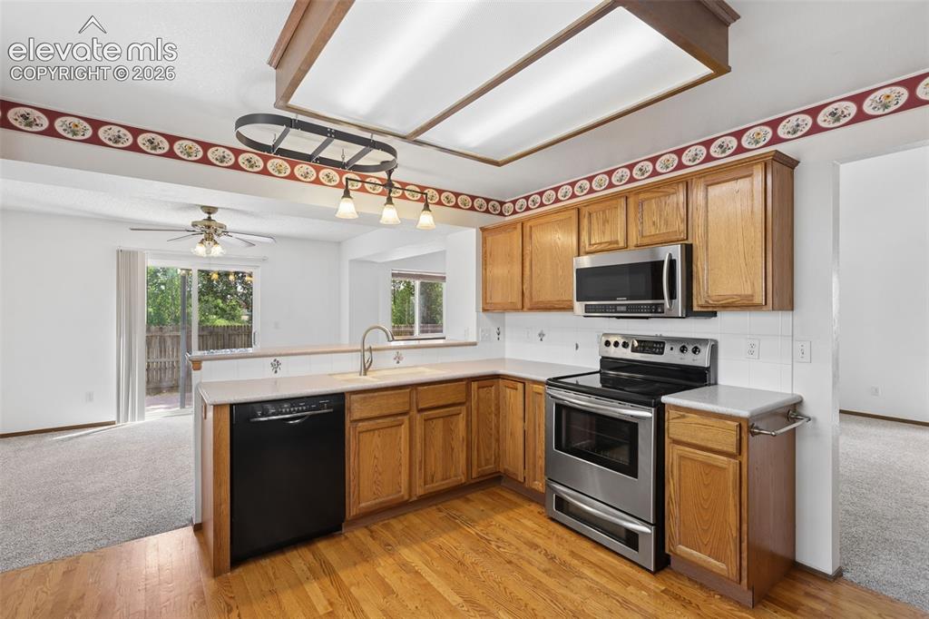 Image 15 of 39: Kitchen