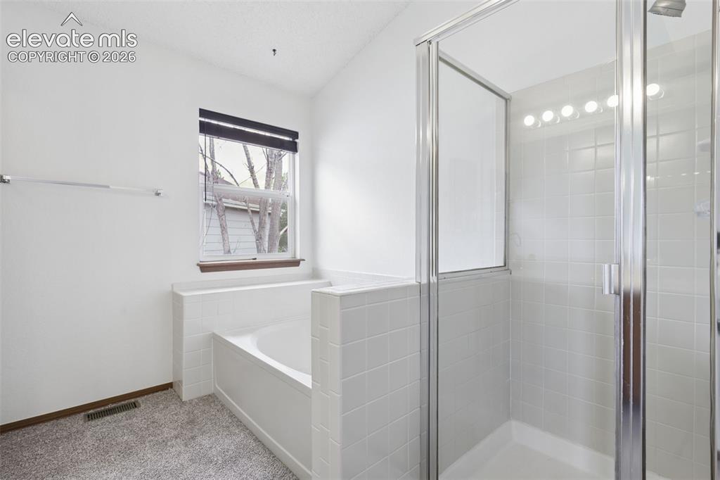 Image 20 of 39: Bathroom