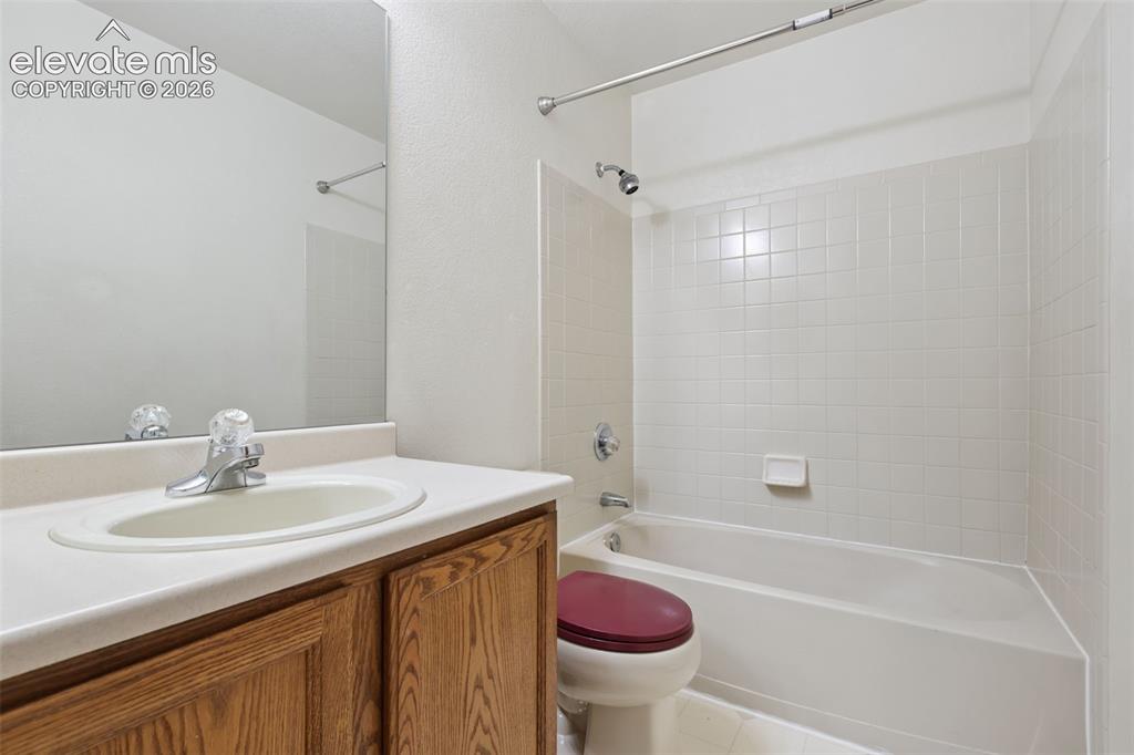 Image 32 of 39: Bathroom