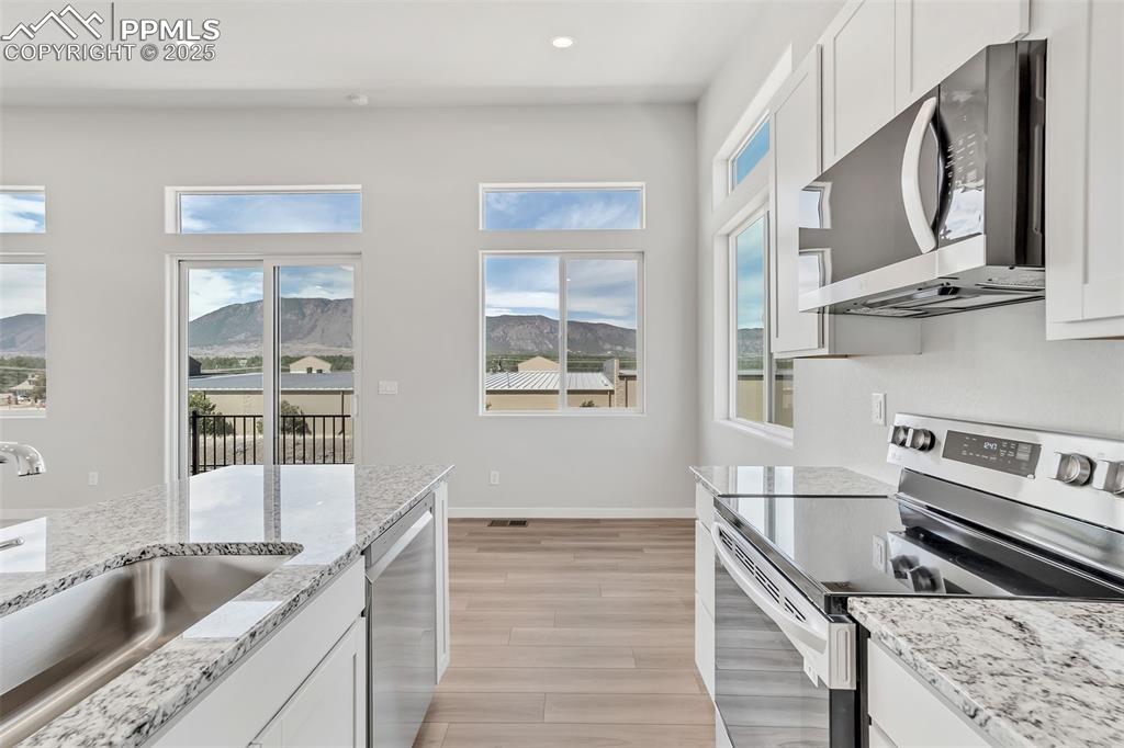Image 10 of 28: Kitchen