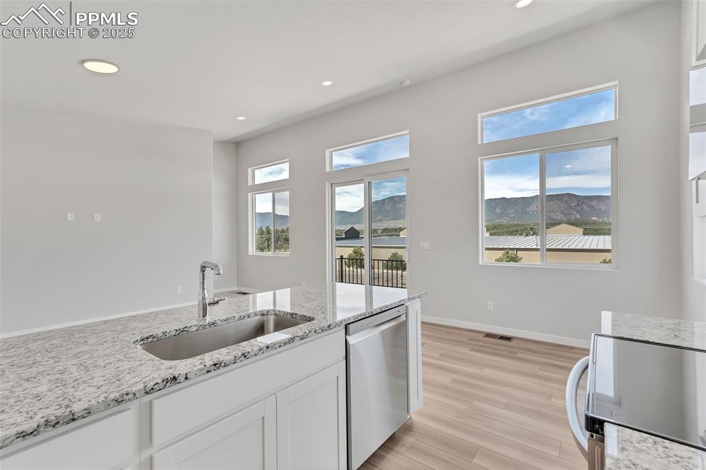 Image 11 of 28: Kitchen