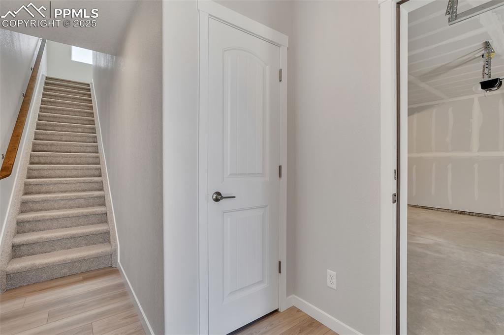 Image 18 of 28: Entry