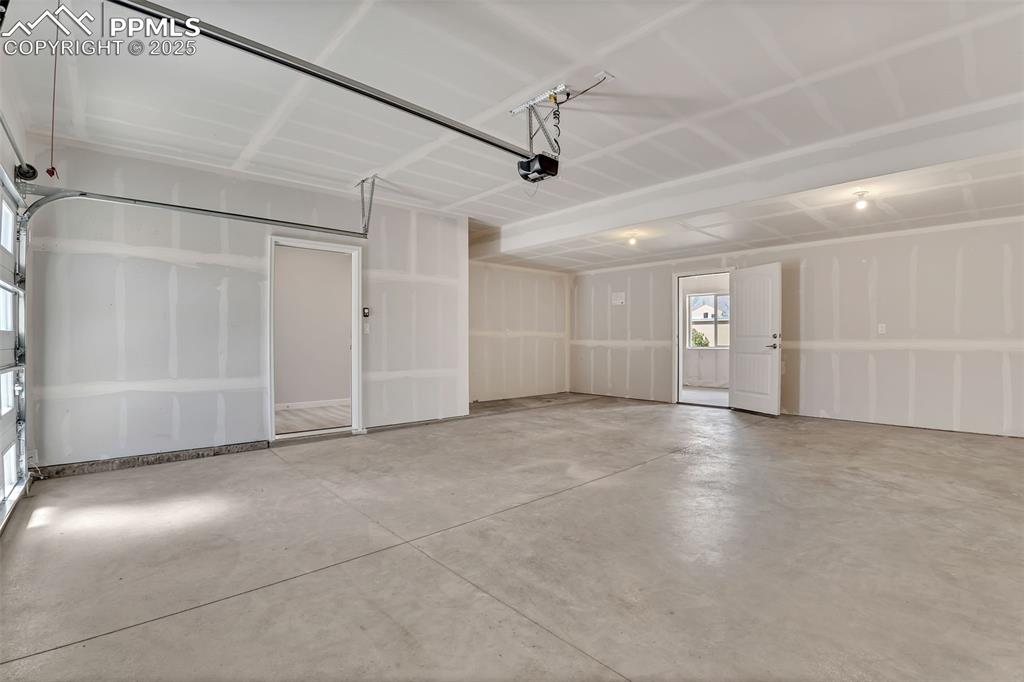 Image 19 of 28: Garage