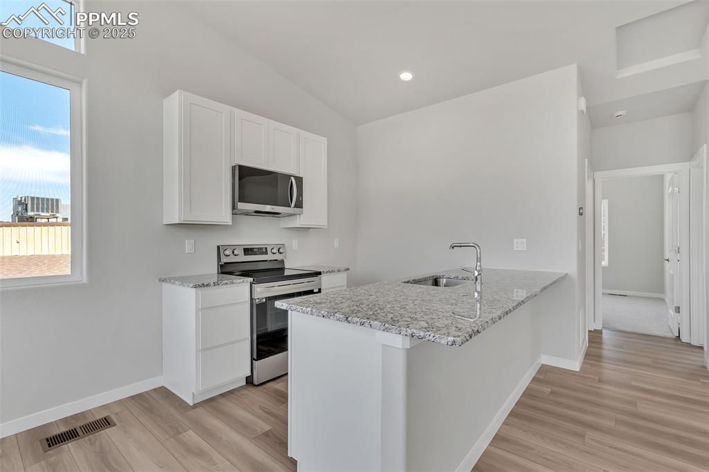 Image 7 of 28: Kitchen