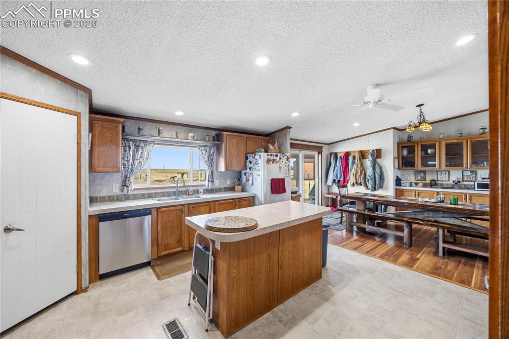 Image 10 of 49: Kitchen