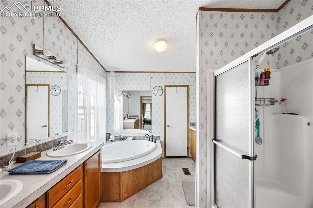 Image 13 of 49: Bathroom