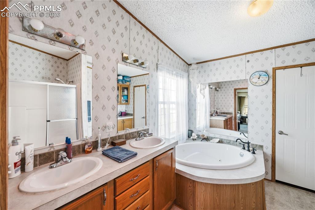 Image 14 of 49: Bathroom