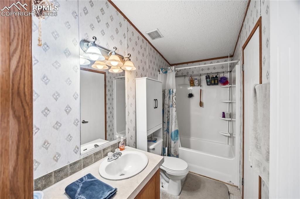 Image 22 of 49: Bathroom