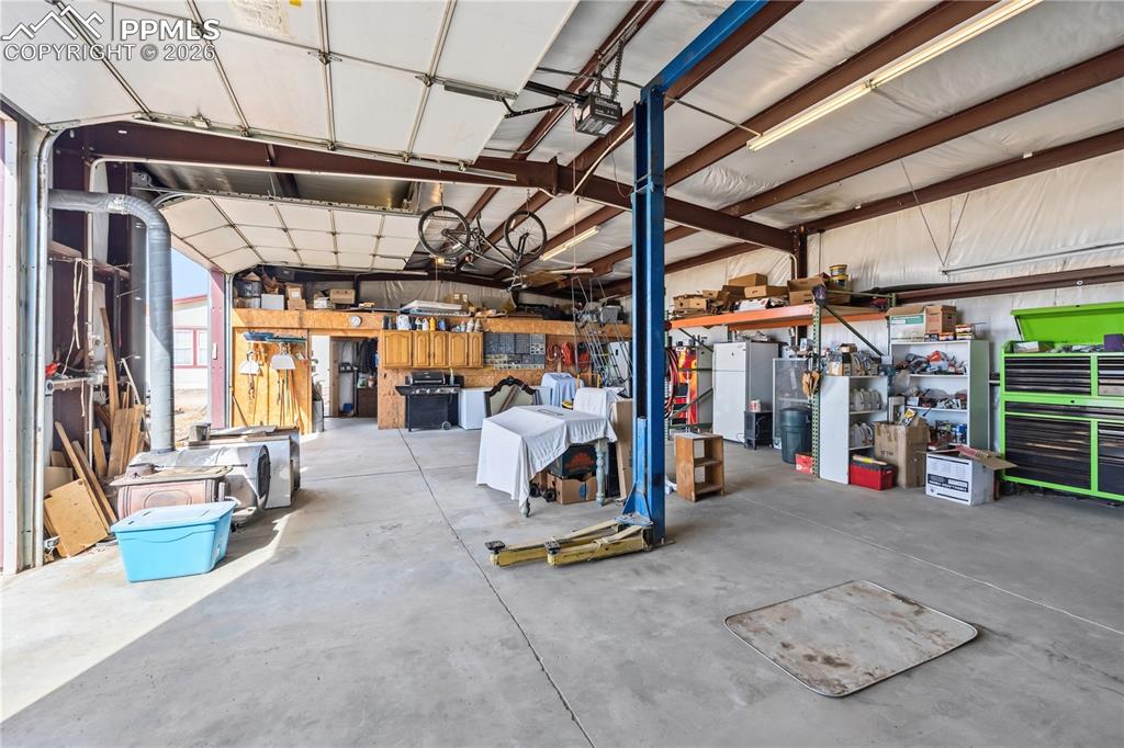 Image 31 of 49: Garage