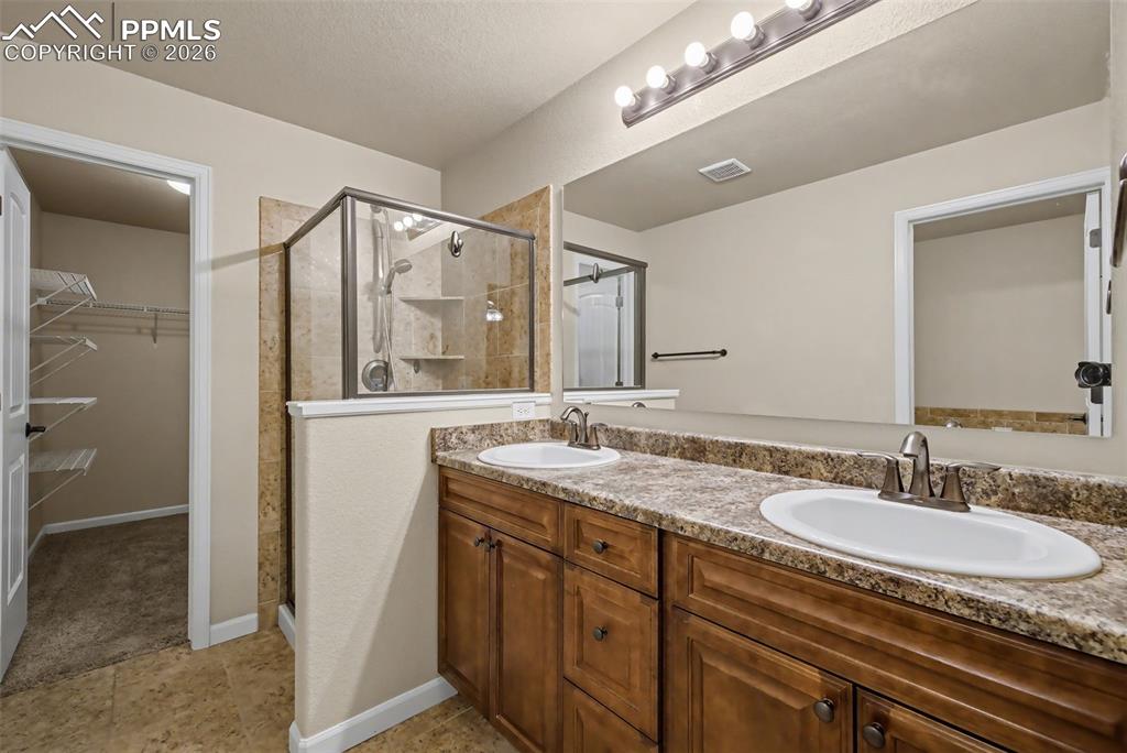 Image 21 of 42: Bathroom