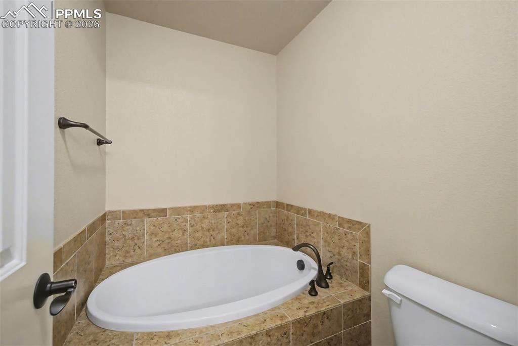Image 22 of 42: Bathroom