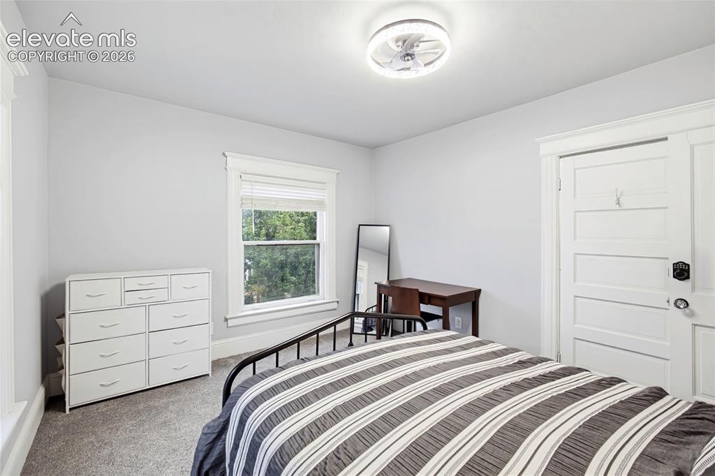 Image 31 of 50: Recessed ceiling fan with integrated lighting, window with white blinds, ne