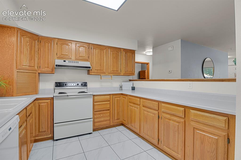 Image 9 of 19: Lots of cabinet space