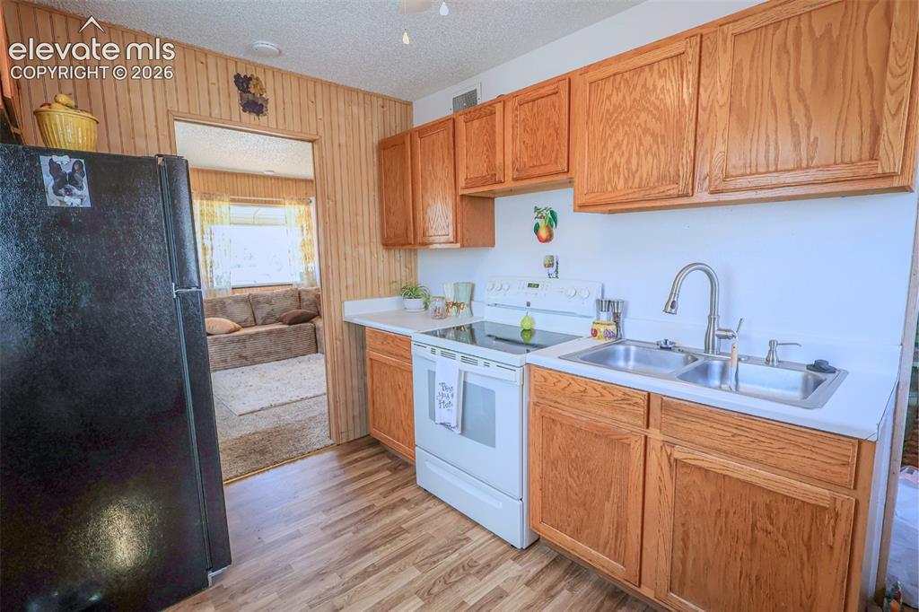 Image 13 of 19: Kitchen