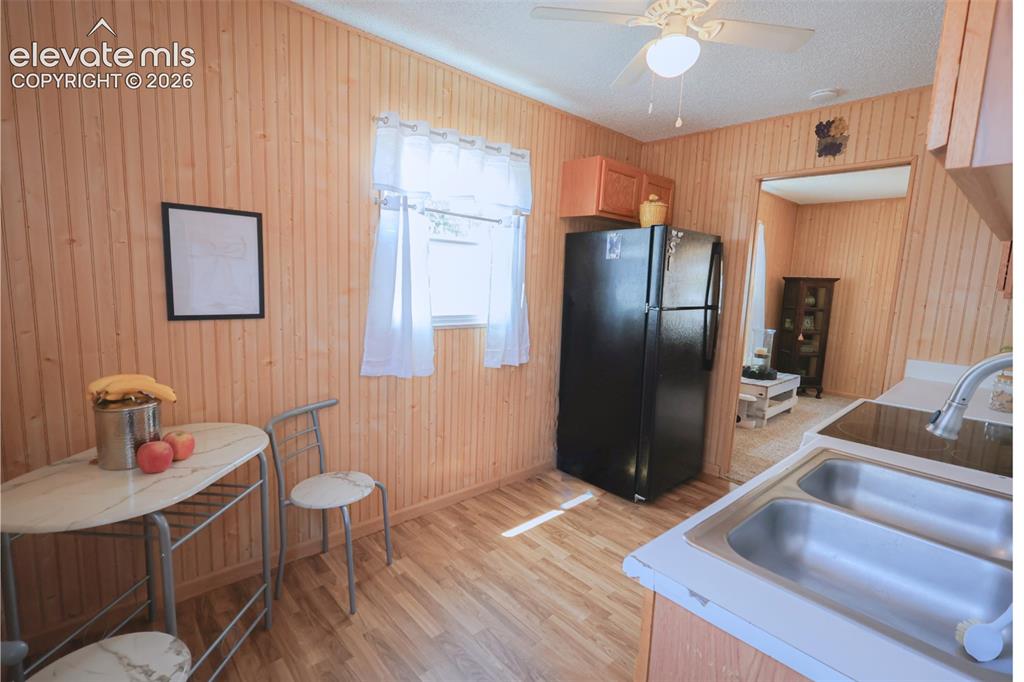 Image 14 of 19: Kitchen
