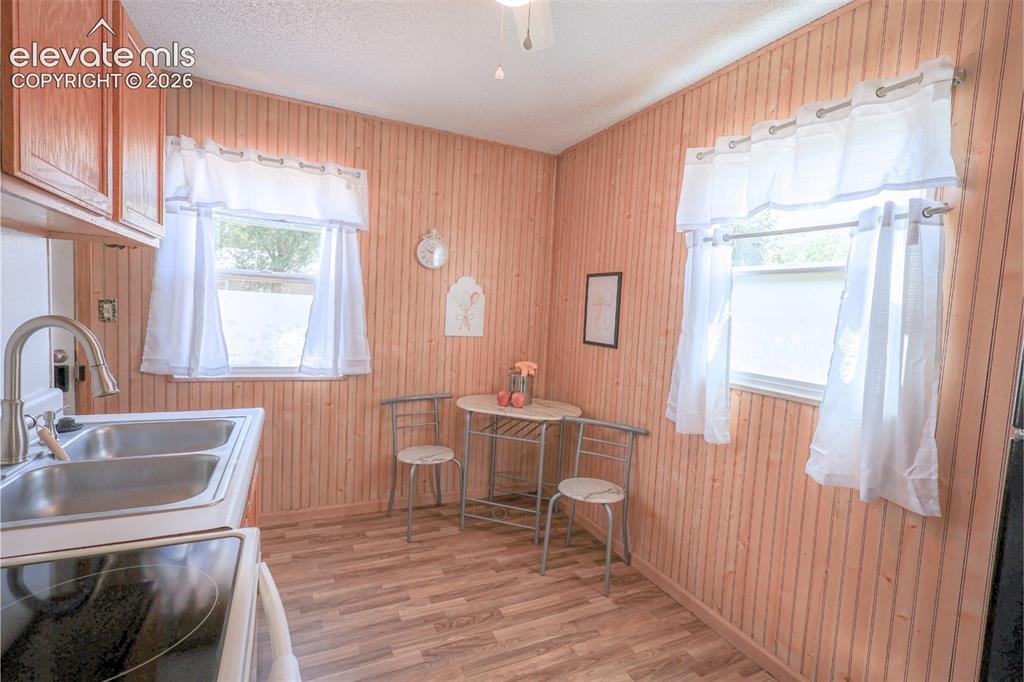Image 15 of 19: Kitchen