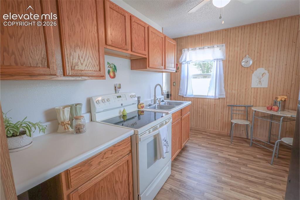 Image 16 of 19: Kitchen