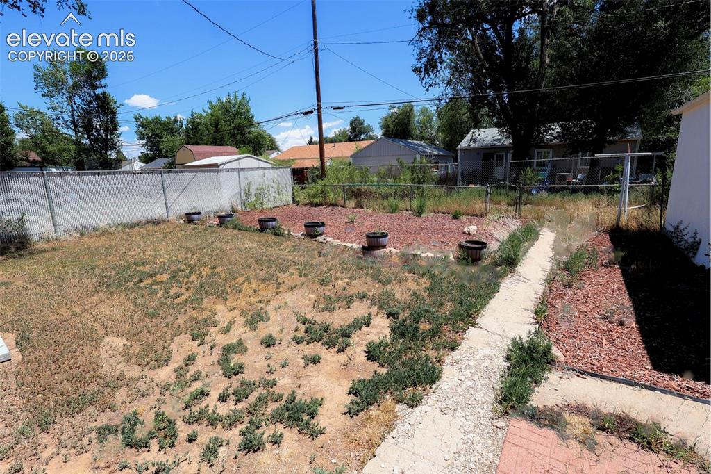 Image 17 of 19: Yard