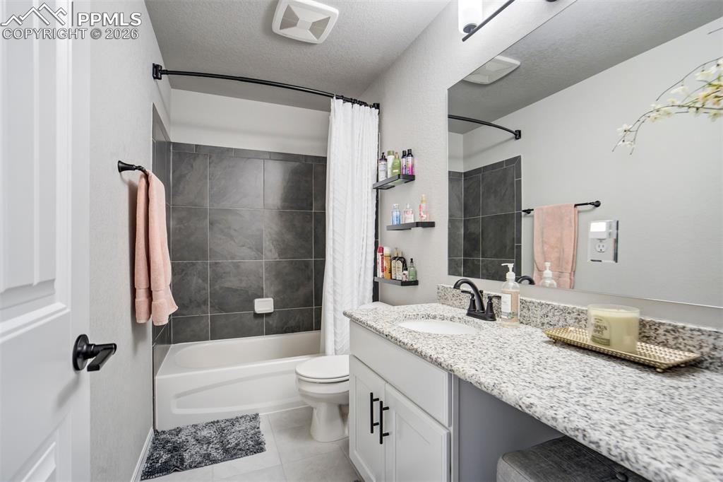 Image 34 of 39: Bathroom