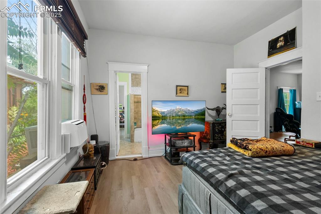 Image 10 of 30: Bedroom