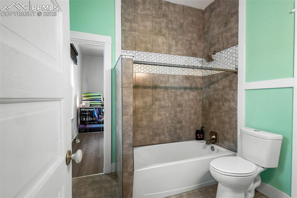 Image 13 of 30: Bathroom