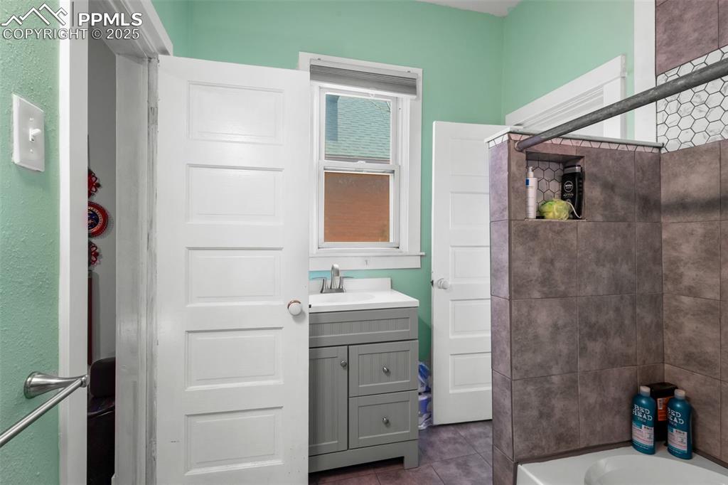 Image 14 of 30: Bathroom