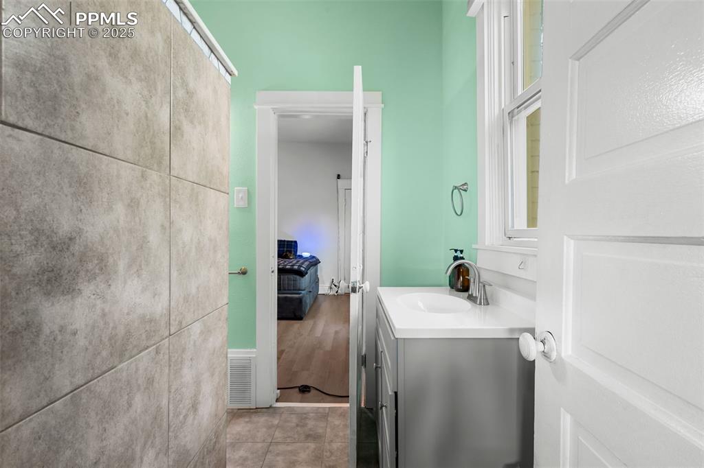 Image 15 of 30: Bathroom