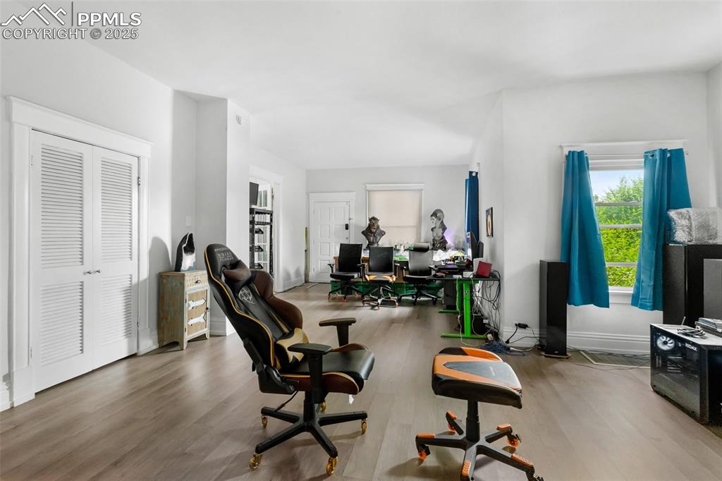 Image 17 of 30: Office