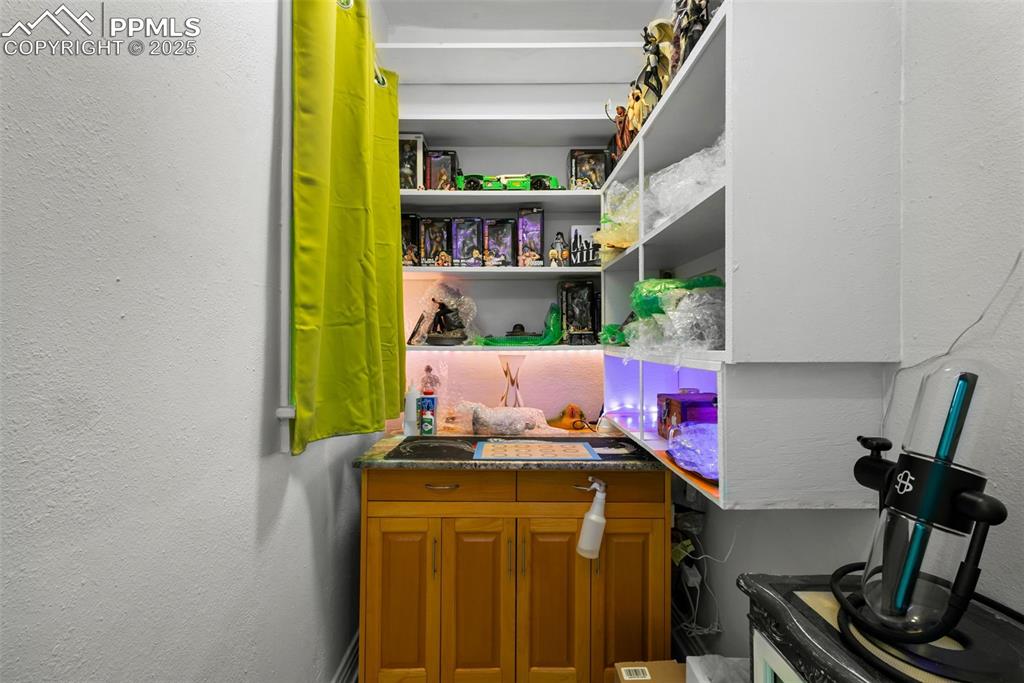 Image 18 of 30: Pantry