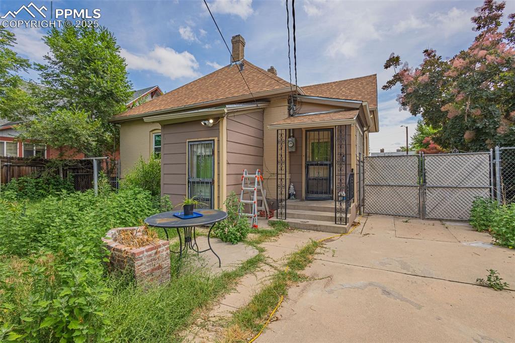 Image 22 of 30: Back of Structure