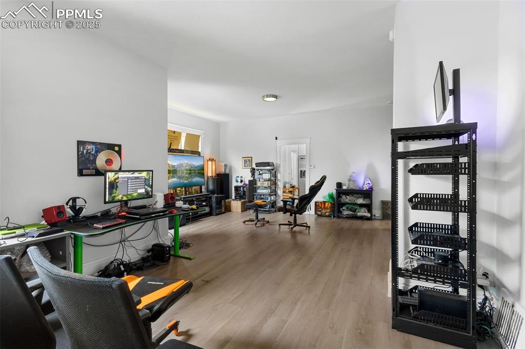 Image 4 of 30: Office