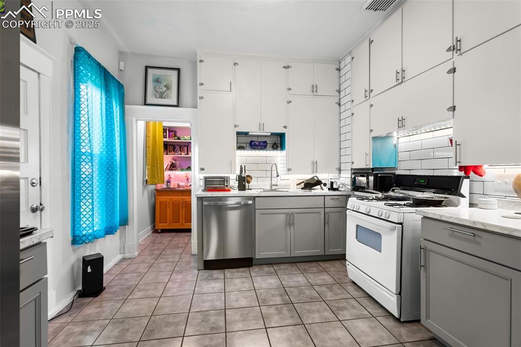 Image 6 of 30: Kitchen