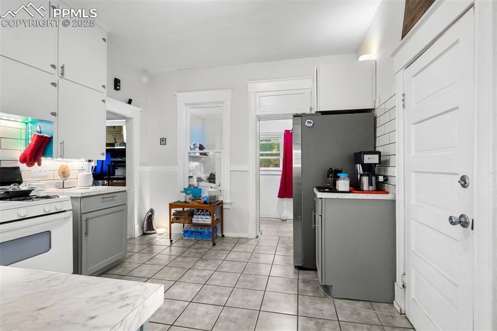 Image 8 of 30: Kitchen