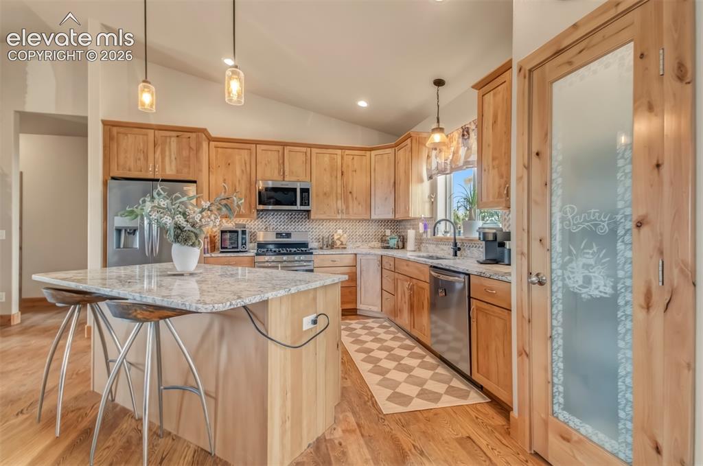 Image 10 of 40: Kitchen
