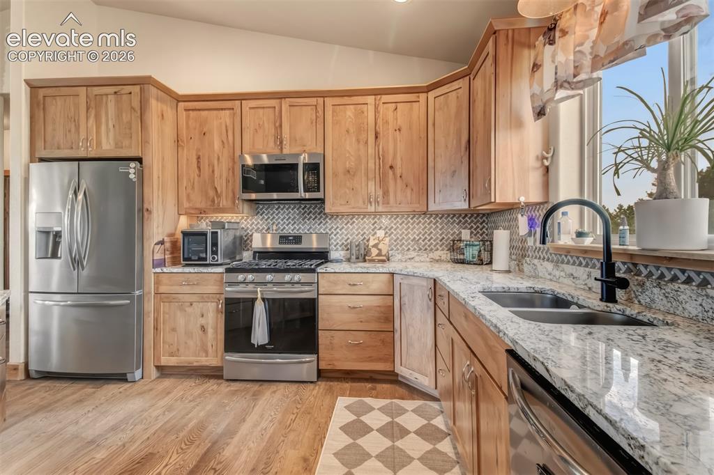 Image 11 of 40: Kitchen