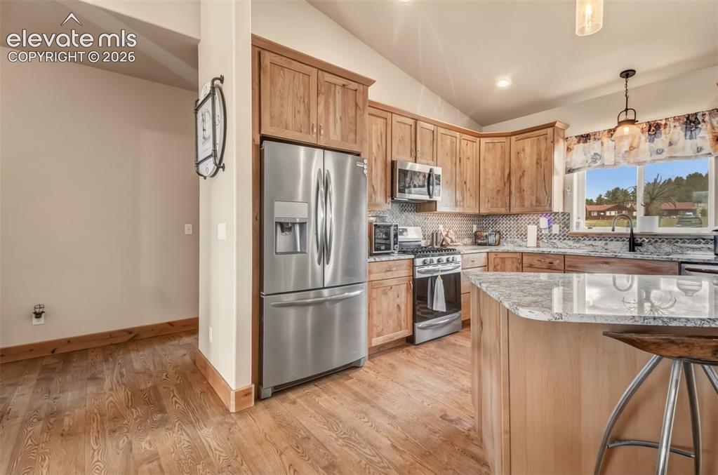 Image 14 of 40: Kitchen