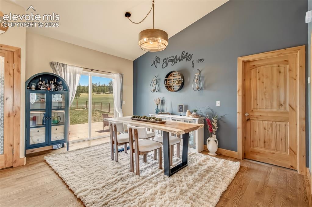 Image 15 of 40: Dining Area
