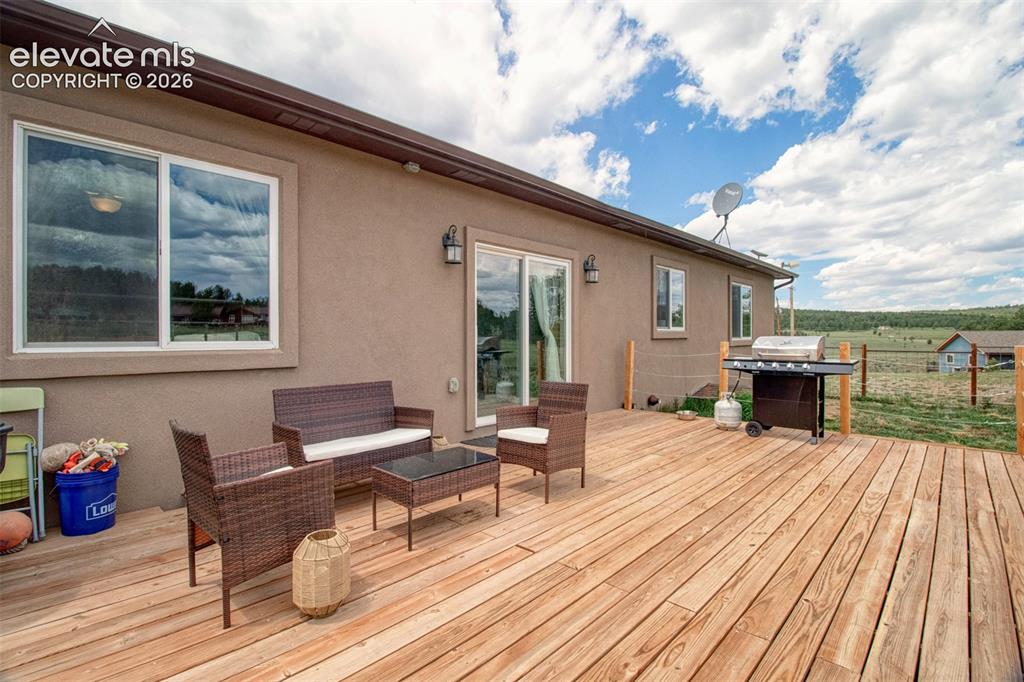 Image 31 of 40: Deck